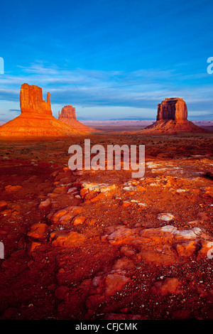 Letzten verbliebenen Sonnenlicht auf die Felsformationen des Monument Valley, Arizona USA Stockfoto