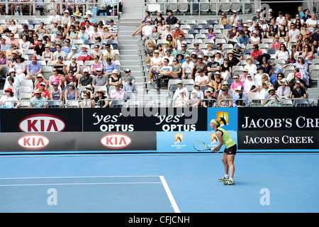 MELBOURNE, Australien - 21. Januar 2012: WTA Tennisspieler Svetlana Kuznetsova wartet auf einen Aufschlag von Sabine Lisicki. Stockfoto