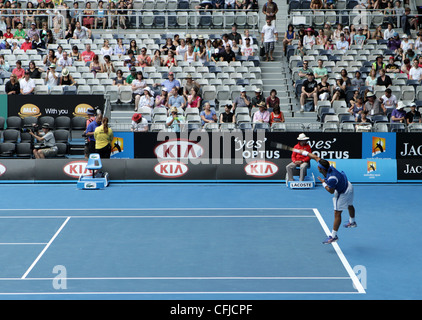 MELBOURNE, Australien - 20. Januar 2012: ATP-Tennis-Spieler Frederico Gil dient gegen Weltfußballer Nummer 5 Jo Wilfried Tsonga Stockfoto