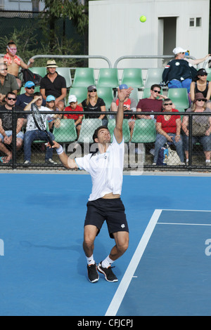 MELBOURNE, Australien - 21. Januar 2012: Profi-Tennisspielerin Jean Julien Rojer dienen bei den Australian Open 2012. Stockfoto