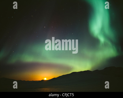 Mondaufgang mit Nordlicht über Chandalar Regal, Brooks Range, Alaska, USA Stockfoto