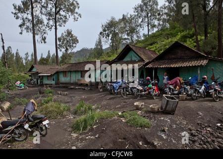 Keller der Schwefel Arbeitnehmer bei Kawa Ijen Vulkan in der Schwefel-Mine, Kawa Ijen Plateau Ost-Java Indonesien, Pazifik, Süd-Asien. Stockfoto