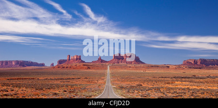Highway 163 führt zum Monument Valley an der Grenze zu Utah und Arizona, USA Stockfoto