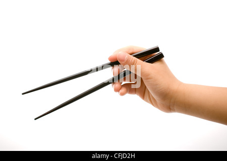 Hand, die Stäbchen in der geöffneten Position über weiß Stockfoto