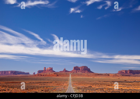 Highway 163 führt zum Monument Valley an der Grenze zu Utah und Arizona, USA Stockfoto