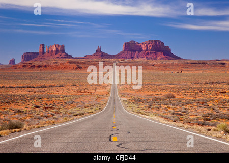 Highway 163 führt zum Monument Valley an der Grenze zu Utah und Arizona, USA Stockfoto