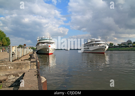 Russland Twer drei Motorschiffe am Kai Stockfoto