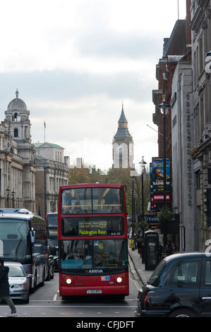 London Bus nähert sich dem Trafalgar Square entlang Whitehall, London. Big Ben im Hintergrund zu sehen Stockfoto