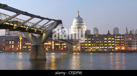 Blick auf die Millennium Bridge über die Themse in London mit St. Pauls Kathedrale im Hintergrund Stockfoto