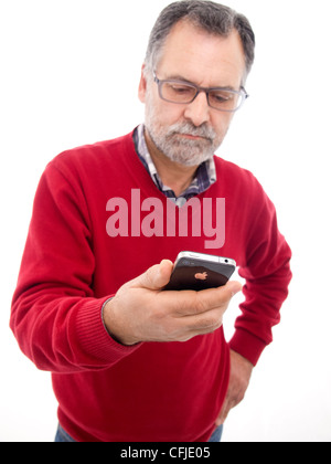 Mann mittleren Alters halten iPhone isoliert auf weißem Hintergrund Stockfoto