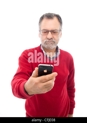 Mann mittleren Alters halten iPhone isoliert auf weißem Hintergrund Stockfoto