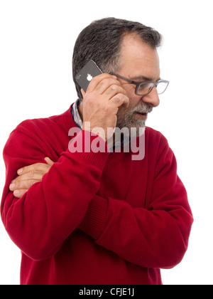 Mann mittleren Alters sprechen auf iPhone isoliert auf weißem Hintergrund Stockfoto