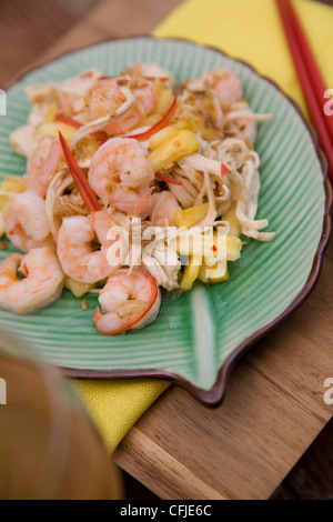 Garnelen-pad Thai auf einem Bett aus geschredderten Kohl Stockfoto