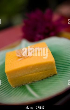 Thailandische Kokos Pudding Kuchen Mit Zitronat Mit Zucker Bestaubt Stockfotografie Alamy