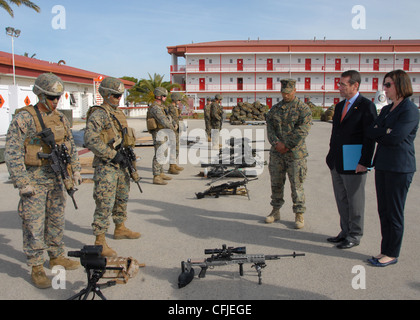 Marines, die dem Fleet Antiterrorism Security Team Company Europe zugewiesen sind, informieren den US-Botschafter in Spanien und Andorra Alan Solomont über einige der Waffen, die während eines Besuchs auf der Marinestützpunkt Rota, Spanien, eingesetzt werden. Solomon erhielt von der Basisleitung Updates zu wichtigen Themen, die sich auf das Personal und die Familien auswirken, die während seines Besuchs auf der Marinestation Rota stationiert sind Stockfoto