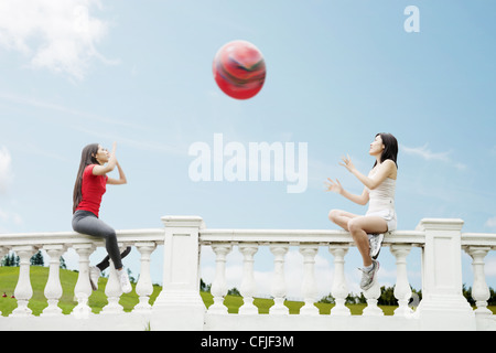 Junge Frauen mit einem großen Ball spielen Stockfoto