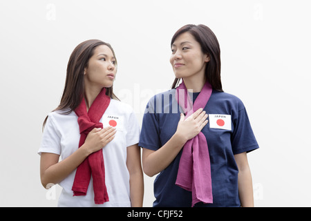 Junge Frauen, die Unterstützung der Japan-Frauen-Fußball-Nationalmannschaft Stockfoto