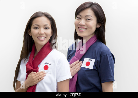 Junge Frauen, die Unterstützung der Japan-Frauen-Fußball-Nationalmannschaft Stockfoto