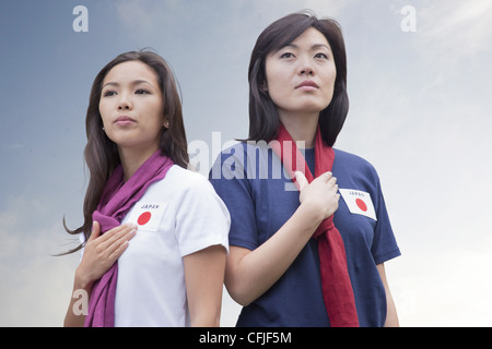 Junge Frauen, die Unterstützung der Japan-Frauen-Fußball-Nationalmannschaft Stockfoto