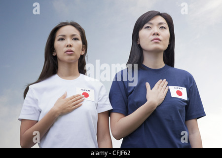 Junge Frauen, die Unterstützung der Japan-Frauen-Fußball-Nationalmannschaft Stockfoto