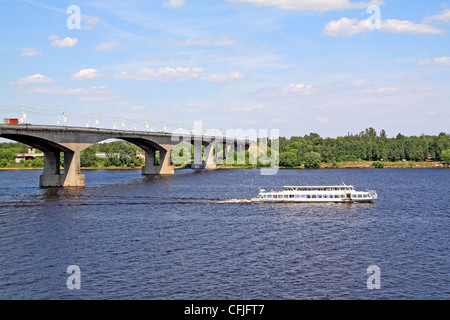 kleine Promenade Motor Schiff am großen Fluss in der Nähe von Brücke Stockfoto