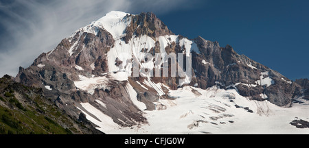 Northwest Gesicht der Mount Hood, Cathedral Ridge (L), Yocum Ridge (R), Sandy Gletscher Headwall unterhalb Gipfel rock Strebepfeilern. Mount Hood 3,424 m/11,234 ft Stockfoto