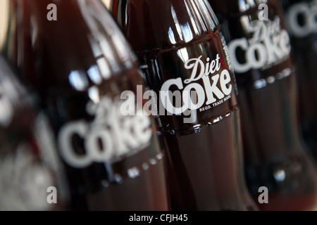 Diät-Cola-Flaschen in einer Reihe Stockfoto