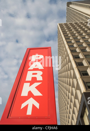 Parken Sie Zeichen und Wolkenkratzer von New York City, USA Stockfoto