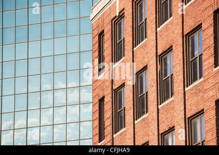 Glas und Backstein-Gebäude Stockfoto