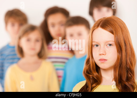 Mädchen getrennt von anderen Kindern Stockfoto