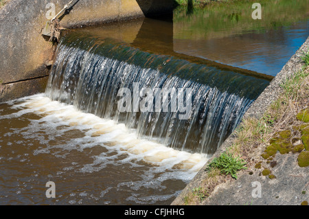 kleiner Wasserfall in einen Entwässerungsgraben in den Niederlanden Stockfoto