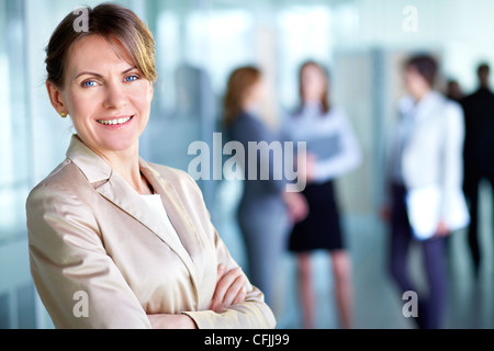 Bild des Lächelns Mitte im Alter Geschäftsfrau Blick in die Kamera Stockfoto