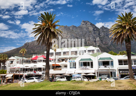 Restaurants und Cafés am Strand von Camps Bay promenade Stockfoto