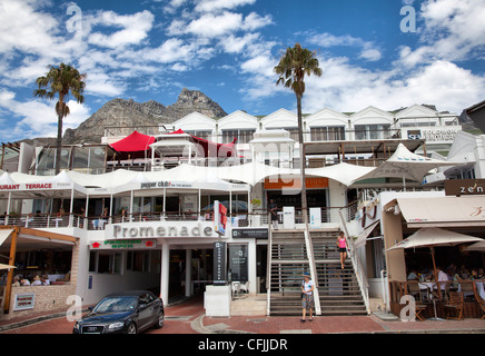 Restaurants, Cafés und Geschäfte am Strand von Camps Bay promenade Stockfoto