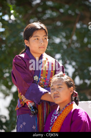 Junge Frauen in Tracht, Wangdue Phodrang (Wangdi), Bhutan, Asien Stockfoto