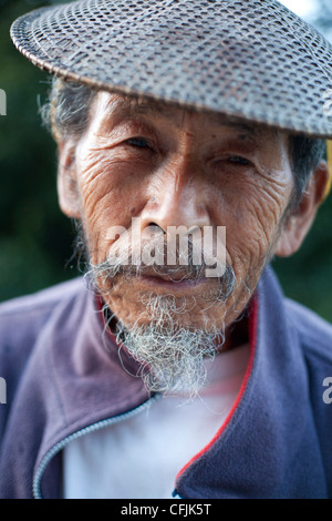 Porträt von älteren bhutanischen Bauer auf dem Weg zur Trongsa, Bhutan, Asien Stockfoto