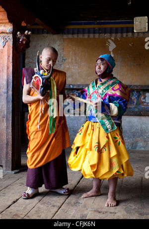 Buddhistischer Mönch in bunten Kostümen, Jakar, Bumthang, Bhutan, Asien Stockfoto