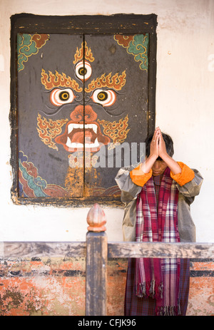 Frau beten am Jampey Lhakhang, ein 7. Jahrhundert Tempel in der Nähe von Jakar, Bumthang, Bhutan, Asien Stockfoto