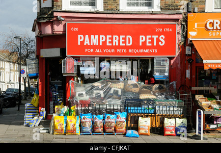 Verwöhnte Haustiere, Tierhandlung in Holloway Road mit Taschen und Körbe auf dem Bürgersteig Islington London England UK Stockfoto