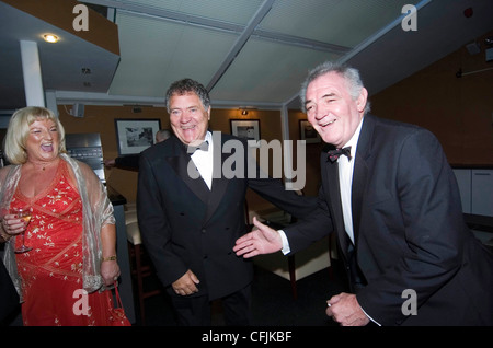 Ehemalige Wales Rugby-Kapitän Mervyn Davies (rechts) mit dem walisischen Komiker Max Boyce abgebildet. Stockfoto