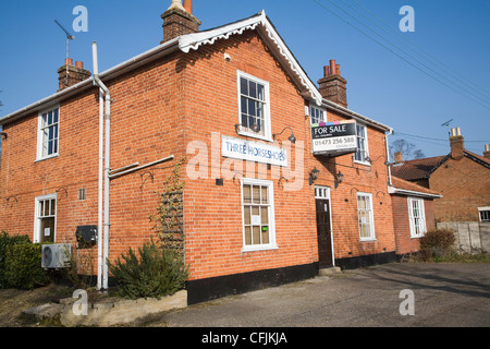 Geschlossenen Pub zum Verkauf Charsfield, Suffolk, England Stockfoto