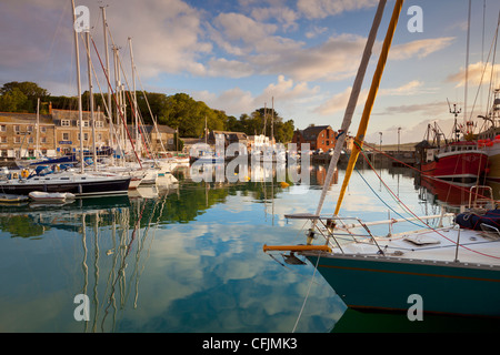 Niedrige Morgenlicht und Segeln Yacht Reflexionen am Hafen von Padstow, Cornwall, England, Vereinigtes Königreich, Europa Stockfoto