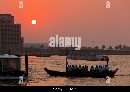 Abra Wassertaxi, Dubai Creek bei Sonnenuntergang, Bur Dubai, Dubai, Vereinigte Arabische Emirate, Naher Osten Stockfoto