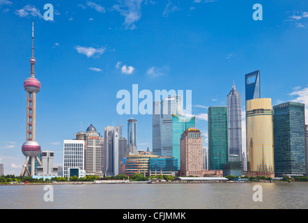 Skyline mit Oriental Pearl Tower und Pudong Wolkenkratzer, Shanghai, China, Asien Stockfoto