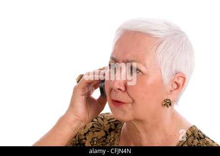 Besorgt senior Frau am Telefon, isoliert auf weißem Hintergrund. Stockfoto