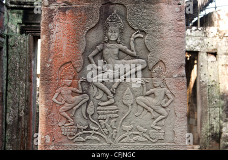 Drei Apsaras tanzen auf Lotusblüten, geschnitzte Relief in Stein, Bayon Tempel, Angkor Thom, Siem Reap, Kambodscha Stockfoto