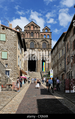 Blick auf die Westfassade der Kathedrale von Notre Dame, Le Puy En Velay, Haute-Loire, Massif Central, Frankreich Stockfoto