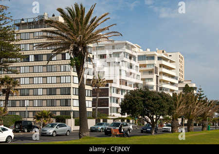 Residenrtial Gebäude entlang der Beach Road in Sea Point in der Nähe von Cape Town, Südafrika Stockfoto