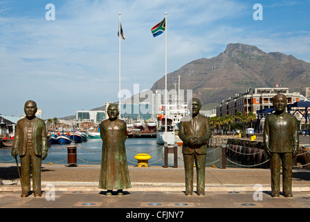 Lebensgroße Statuen der South African Nobel Friedenspreis Laureaten Nobel Square, Waterfront, Cape Town, Südafrika Stockfoto