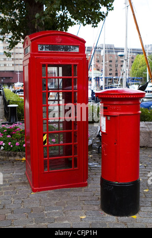 Rotes Telefon und Briefkasten an St Katharine Docks in East London Stockfoto